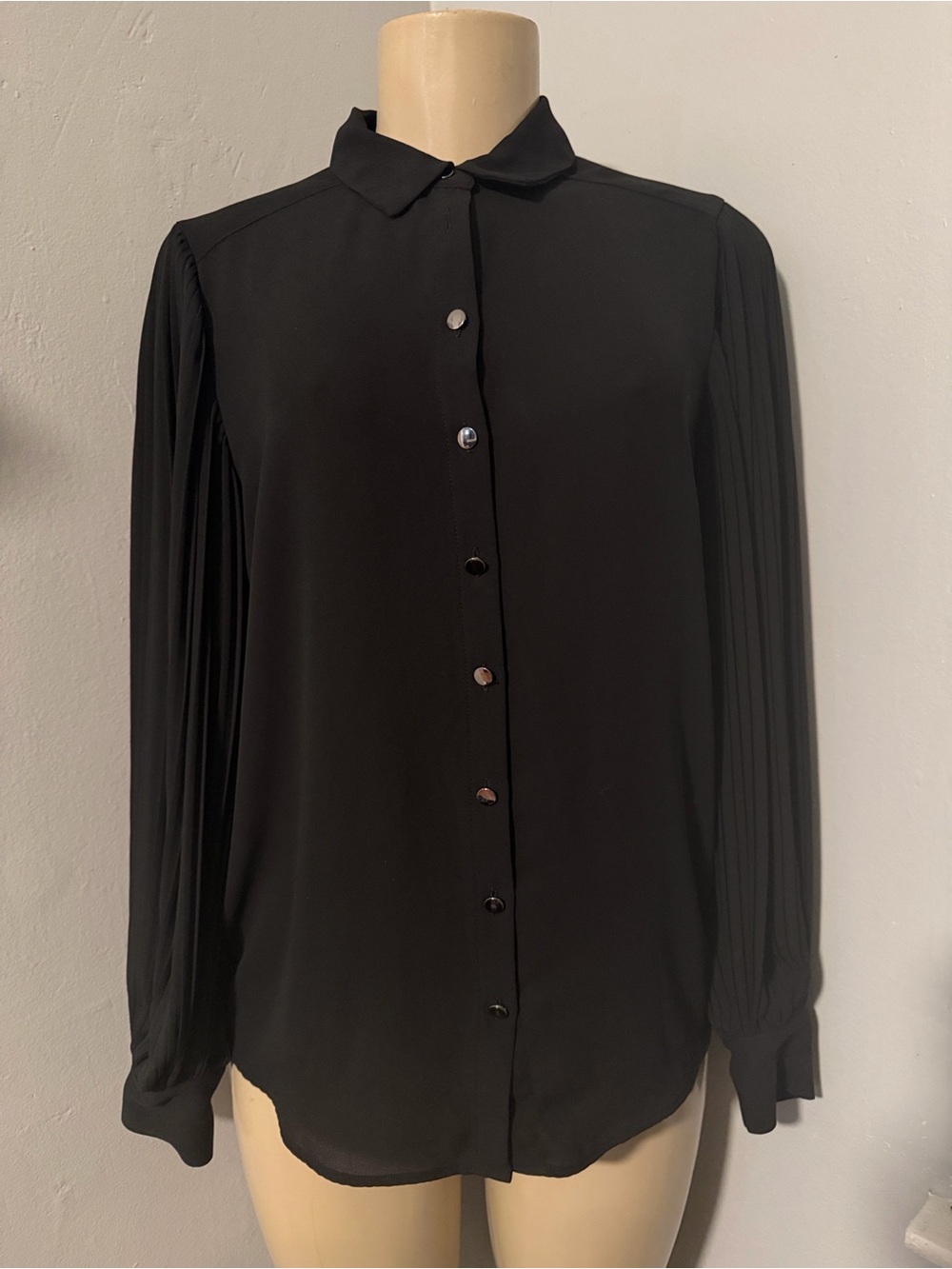Tahari Black Pleated Sleeve Button Front Blouse Size Small - Picture 2 of 4